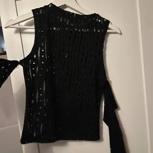 svart tröja med cut out ärmar - Söt, sexig tröja med cut out ärmar som sitter fast i tröjan! 