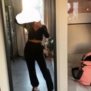 Svarta kostymbyxor  - Svarta kostymbyxor i strolek 36 från NAKD🥰 perfekta nu till våren och sommaren, dom har medelhög/hög midja och sitter så bra😍