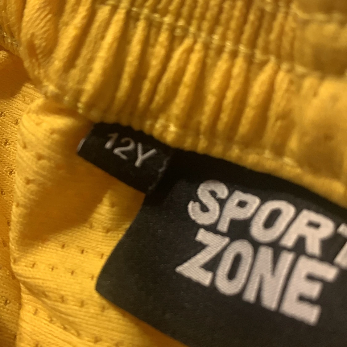 Säljer dessa basketshorts för att de sitter väldigt tajt på midjan på min son. Pris kan diskuteras. - 90