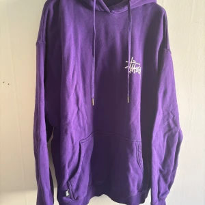 Stussy Hoodie  - Tvär snygg Stussy Hoodie i en fin lila färg, storlek L sitter TTS. Skön hoodie att ha nu på våren!!  Kontakta vid intresse🙌