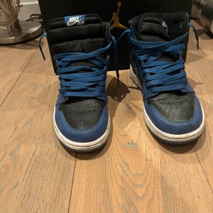 Jordan 1 High Dark Marina Blue, Storlek 42,5  - Jordan 1 High Dark Marina Blue, funkar året runt, storlek 42,5 