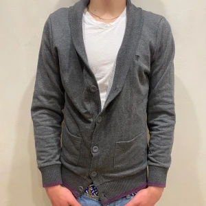 Kofta Smog  - Kofta Smog   Modell: 184cm & väger 84kg Skick: allmänt använd  Färg: grå Material: bomull