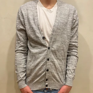 Kofta Brice - Kofta Brice  Modell: 184cm & väger 84kg  Skick: som ny Färg: grå Material: bomull 