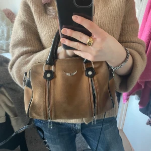 Zadig väska sunny - Zadig Voltaire väska sunny! Bra skick bara att mockan blivit lite mörk, tryck gärna ej på köp nu innan du skriver till moi💗