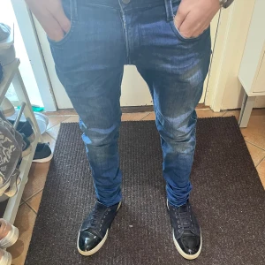 Replay anbass jeans - Säljer nu dessa riktigt populär replay jeans i 28/32, skicket är 8-9/10 och nypris på dessa är runt 1200kr, mitt pris 350