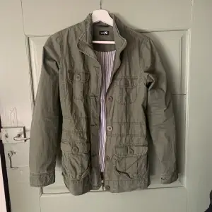 Militärgrön jacka från JC🙌 Sällan använd, bra skick, inga fläckar☺️