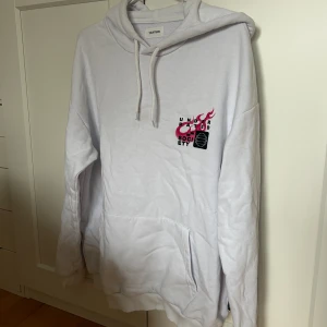 Hoddie  - Vit hoddie med tryck.  Använd få gånger.