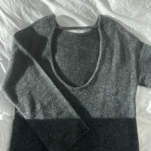 Säljer denna oanvända fina stickade mörkgråa tröjan som är lite oversized i modellen💕  