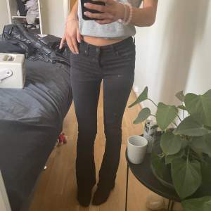 lågmidjade utsvängda levi’s jeans storlek 26 passar xs