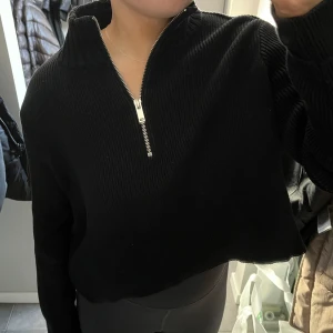 Stickad tröja med dragkedja - En tröja som jag har använt få tal gånger men som är i bra skick 