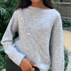 Design by si tröja - Super fin stickad tröja från design by si. Använd fåtal gånger och har inga tecken på användning☺️❤️