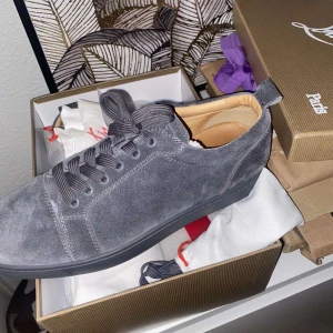 Christian Louboutin utan spikar - Säljer dessa fina loubs i fin skick , använda i ca tre veckor , allt följer med dustbag skorna etc✅ priset kan diskuteras vid snabb affär . Vid mer frågor så är det bara att skriva !!