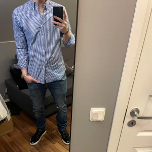 Polo Ralph Lauren skjorta  - Skjorta från Ralph Lauren. Skjortan är i riktigt bra skick, inga defekter. Skriv om funderingar eller fler bilder!