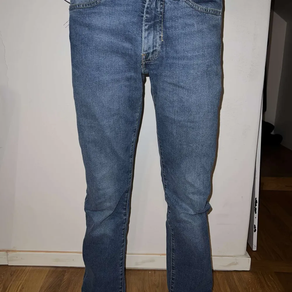 Levis 513 jeans  Storlek: W28, L32 Material: Bland mellan Bomull och Polyester. Pris: 599. Jeans & Byxor.