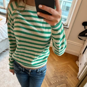 Stickad tröja  -  Stickad tröja från zara i perfekt skick. M men passar xs s och m!