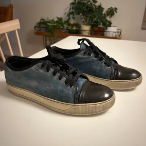 Lanvin Cap toe  - Färg: ljusblå. Storlek: 41. Bra skick. Nypris: 4500 kr. Finns i Göteborg. Hämtas upp eller så skickar jag. 
