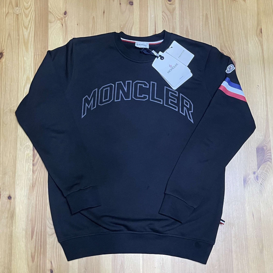 Säljer moncler hoddie helt oanvänd - 90