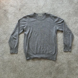 Softgoat crewneck  - Tja säljer min super snygga Kashmir tröja från soft goat. Storlek S. För fler bilder eller några frågor hör av dig i dm!!