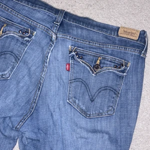 Levi’s bootcut jeans - lågmidjade 515 levi’s bootcut jeans. Köpta på beyond retro.