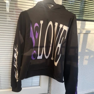 Vlone x Palm Angels  - Köpt från Grailed (Authentic) d finns ett par flaws pga kemtvätten som ja gjorde hos Åhléns City, the Vlone tag är helt washed så den är blank + d finns röda märken på Palm Angels texten, har digitalt kvitto och kan gå ner i pris, 8/10 kondi