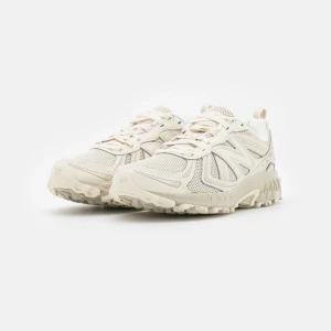 New Balance MT410 - New balance MT410 färgen seasalt Använd men i fint skick, finns någon lite fläck, går nog att tvätta i tvättmaskin för att fräscha upp. Frakt ingår i priset.