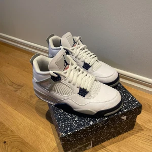 Jordan 4  - Jordan 4 Navy blue, storlek 44 är i bra skick kontakta mig om du är intresserad.   Mvh Emil