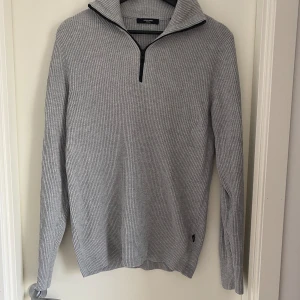 Grå halfzip - Skick 10/10 knappast använd och storleken är XS