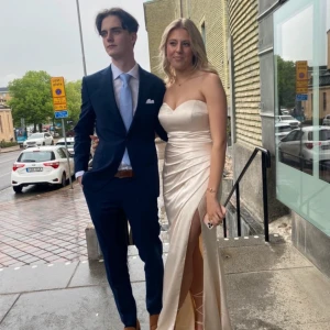 Balklänning - Säljer nu min balklänning från ”Dressroom Linné”. Den är endast använd 1 gång på min bal förra året. Den är i storlek 8/36. Nypris 4000kr. Skriv privat för fler bilder.