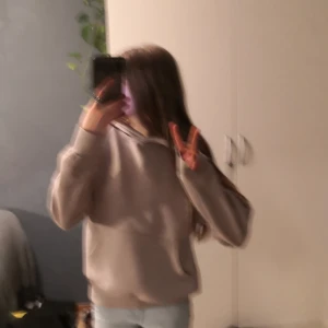 Beige hoodie  - En vanlig beige hoodie har några få prickar som knappt syns. bra skick. Är från wai wai och är köpt från Ullared. Snygg, sitter bra. Skriv för flera bilder🤍  