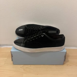 Lanvin - Lanvin cap toe sneakers | Skick: 8/10, några små skador men syns inte vid användning | Storlek: 43-44 (uk10) Nypris: i 4499 Pris: 2499 inget og medgår| Fraktar PostNord på köparens bekostnad | Hör av dig vid minsta fråga eller funderingar📩
