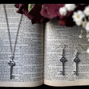 Nyckel smycke - Stilrena och handgjorda smycken som ger dig stil och medkänsla. 20 % doneras direkt till Amnesty International och deras viktiga arbete med mänskliga rättigheter. (krokarna är i sterling silver)