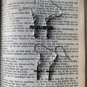 Kors smycke - Religionsfrihet är en av våra viktigaste mänskliga rättigheter. Nu finns det två olika kors smycken. Båda går att få som halsband. 20 % domineras direkt till Amnesty international (Krokarna är i sterling silver)