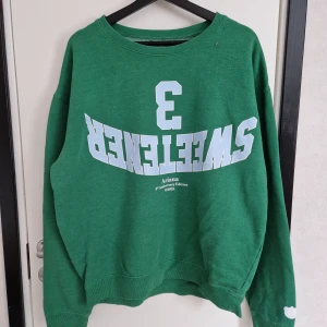 Ariana Grande merch - (LIGGER UPPE PÅ ANDRA SIDOR)  Storlek: L Märke: Ariana Grande  Anmärkningar: Kan ej hitta något  Ariana Grande x Sweetener 3 yrs x Nicopanda Använd fåtal gånger. Urtvättad innuti, men var så när den köptes (ny från Ariana Grandes online store). 