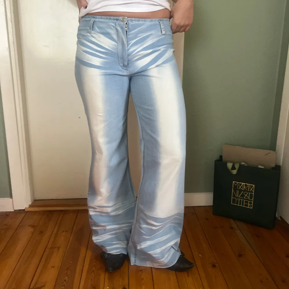 Jeans med coola detaljer som sitter lågmidjat. Perfekta till våren!⭐️🔥. Jeans & Byxor.