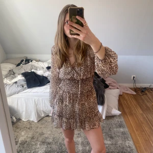 Leopard klänning  - Jätte fin och gullig leopard klänning, perfekt till sommaren!💘Använd 2 ggr