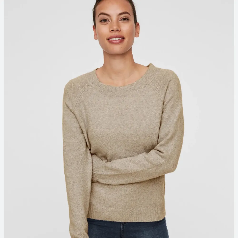 Säljer denna stickade tröjan från vero moda fint skick i storleken xs. Stickat.