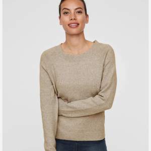 Säljer denna stickade tröjan från vero moda fint skick i storleken xs
