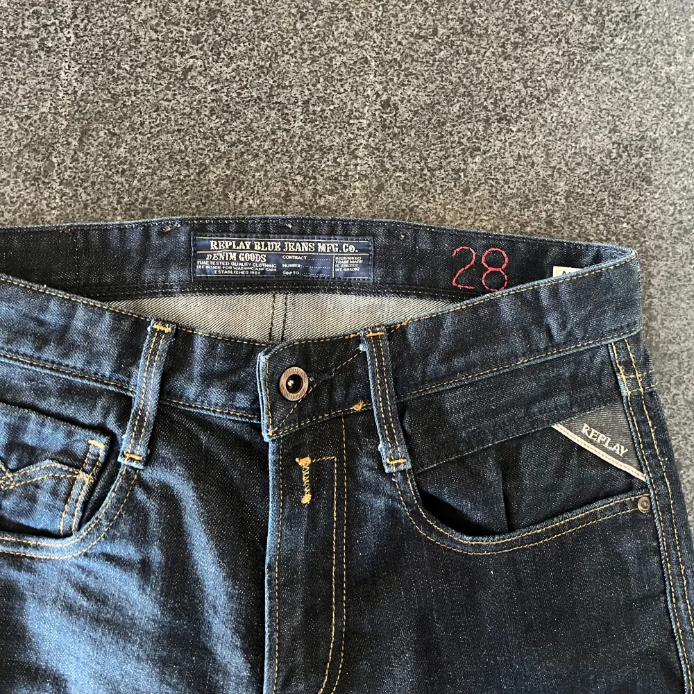 Tja! Säljer nu dessa sjukt snygga Replay Jeans i den eftertraktade modellen Anbass i storlek 28:32. Perfekta nu inför våren. Skicket är 9/10, använda fåtal gånger. Nypriset ligger på runt 1500 kr. Vid fler frågor/bilder är det bara att skriva!. Jeans & Byxor.