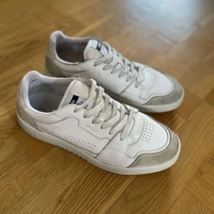 Arigato skor herr - Halva slitna snygga arigato skor i storlek 42 för ett billigt pris! Ordinarie pris 2600