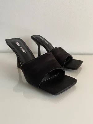 Svarta klackskor storlek 38 - Snygga klackskor helt oanvända endast testade. Klacken är 8 cm 