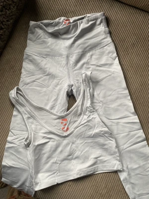 Träningsset XS - Fint skick från Nelly. Topp och träningstights 