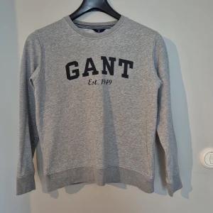 Gant grå tröja 158/164cl - Gant grå tröja i gott använt skick 