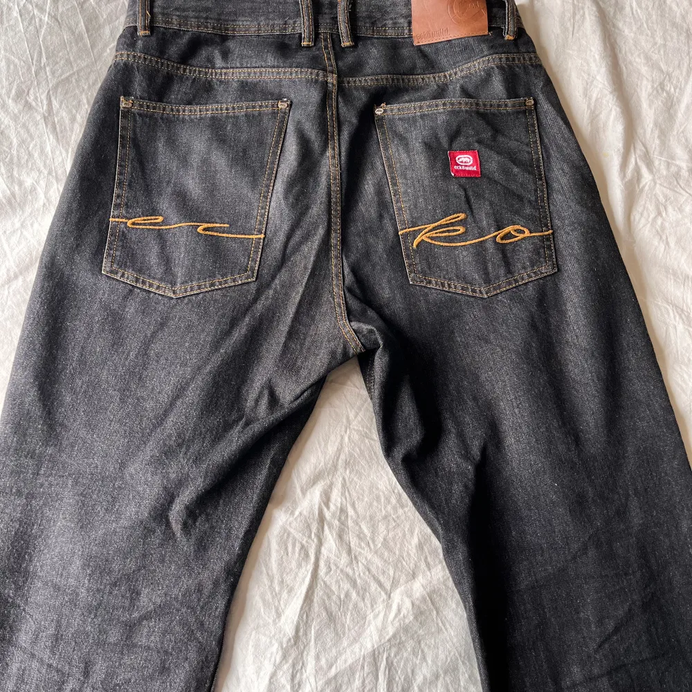 Baggy jeans från ecko unltd med brodering på bakfickor . Jeans & Byxor.