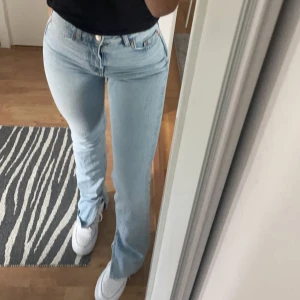 Jeans - Ljusblå jeans, perfekt färg nu till våren! De är i mycket bra skick🩵