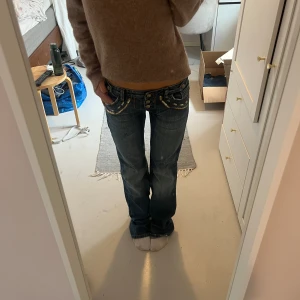 Lågmidjade bootcut jeans  - Lågmidjade bootcut jeans med coola detaljer! Midjemått 34cm, innerbenslängd 85 cm. Köp via köp nu❤️‍🔥