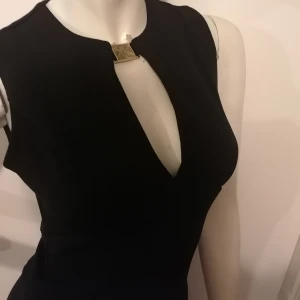 Super fin Svart klänning! Kardashian kollection  - Super fin! 🤩 Märke: Kardashian kollection!  Säljes då den är för liten tyvärr.  🙁storlek 8. Mått:Byst:cirka 40cm(80cm)Midja:cirka 34cm (68cm)......97% polyester & 3%Elastan.. Mycket fint skick! 