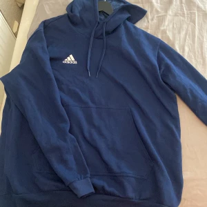 Adidas hoodie  - XL Blå Adidashoodie  10/10 skick  Bra för till exempel gym