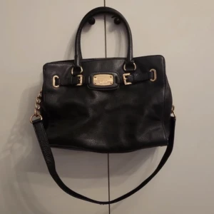 Michael kors väska - Supersnygg väska från MK! Får plats med jättemycket. 