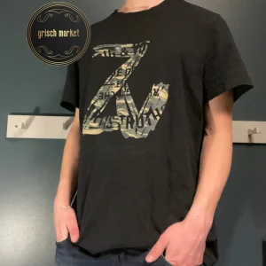 Zadig & Volitaire T shirt  - En asfet Zadig tröja som kommer sitta perfa nu till sommarn | den är i nyskick inga tecken på användning, skick 9,4/10 | storleken på taggen är XL, sitter mer som M | modellen är 181cm 73kg | nypris 1400, priset är inte hugget i sten! |