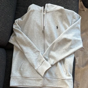 Polo ralph lauren Zip - Säljer nu min Polo Ralph Lauren ziphoodie använt ett antal gånger och priset där efter. Men inga defekter eller liknande. Hör av er vid minsta fundering😊